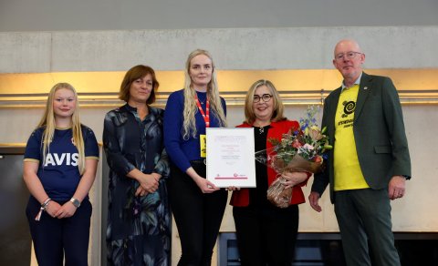 Viðurkenning Rannís afhent laugardaginn 27. september.
Frá vinstri: Vigdís V. Mäntylä, fulltrúi ung…